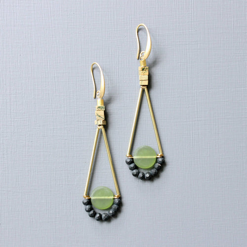 JLTE63 olivine glass geometric earrings