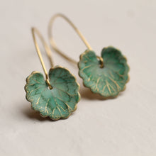 Load image into Gallery viewer, Green Clover Leaf Earrings